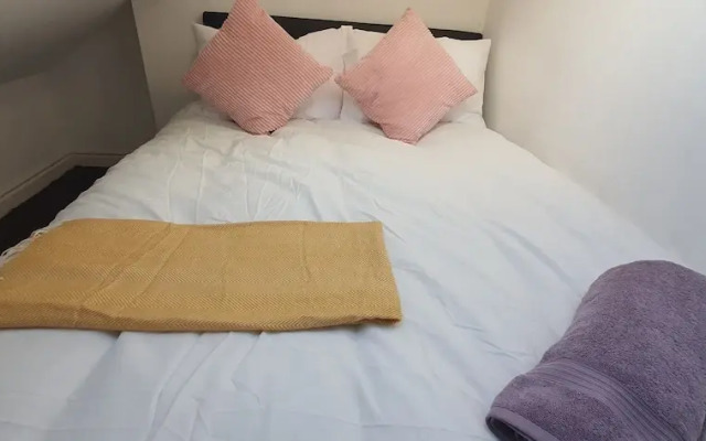 Room in Guest Room - Nice Large Room in Coventry