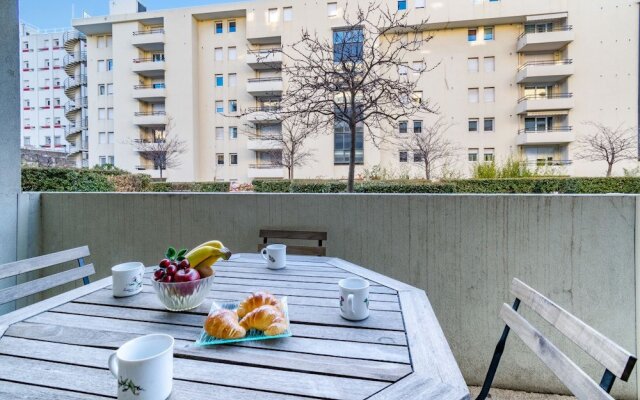 2 Room With Terrace in la Timone