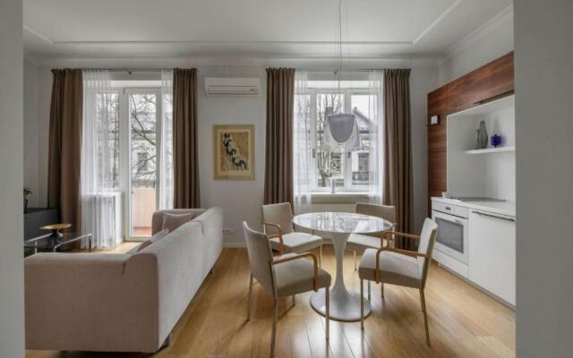 Design Central Studio Apartment with Balcony by Hostlovers