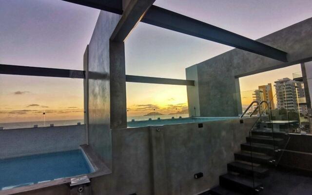 Moderno loft, a 1/2 cuadra de malecón, con alberca.