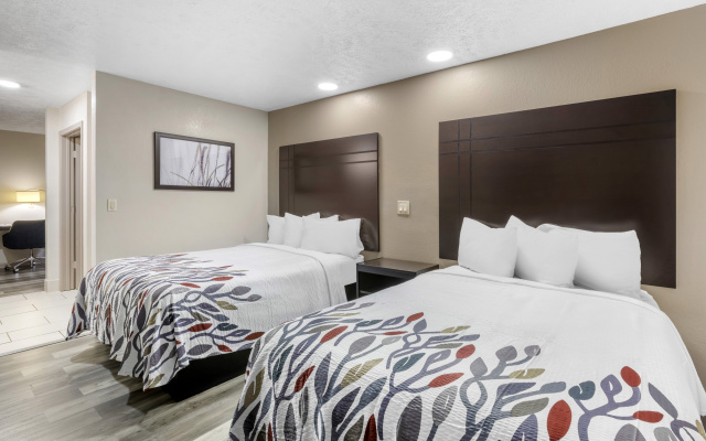 Red Roof Inn & Suites Clinton, MS