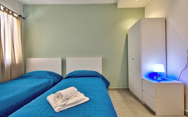Amazing Airy Apartment Surrounded by All Amenities
