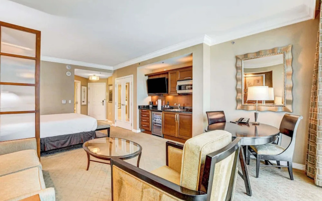 Beautiful Strip View Studio w Balcony 02807