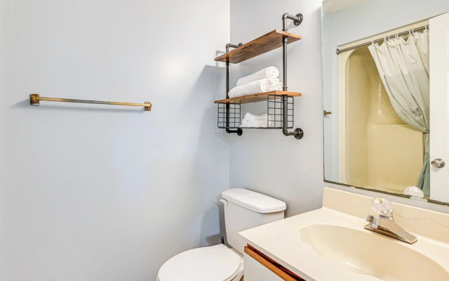 2 Mi to Surfside Beach: Coastal Escape w/ Balcony!