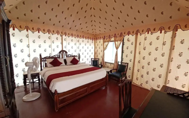 Serene private room with pool, 1.3 km from Pushkar Lake