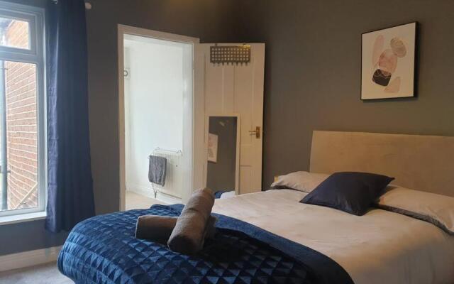 Cosy 2 Bedroom City House with 2 Bathrooms