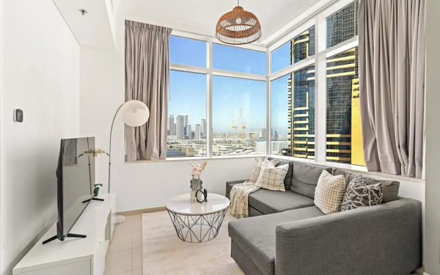 HiGuests - Exceptional Apt with Furnished Terrace By the Sea