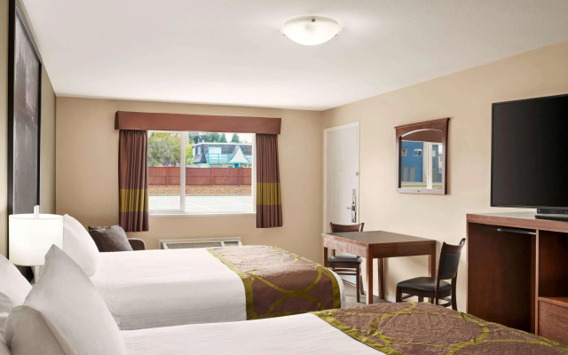 Super 8 by Wyndham Courtenay