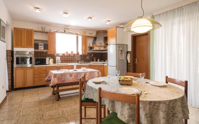 Beautiful Apartment in Banjole With 2 Bedrooms, Wifi and Outdoor Swimming Pool