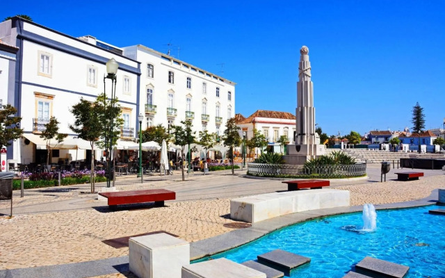 Beautiful Town Centre Apartment with Shared Pool