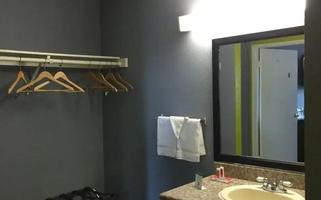Econo Lodge Near Lax