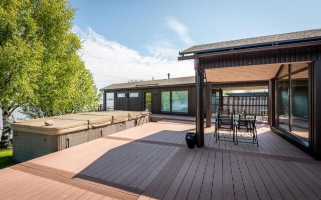 Reelinki Seafront Villa Amando