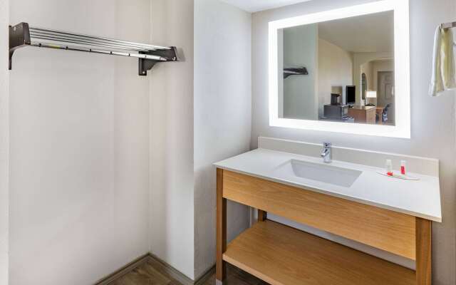 Days Inn & Suites by Wyndham Huntsville