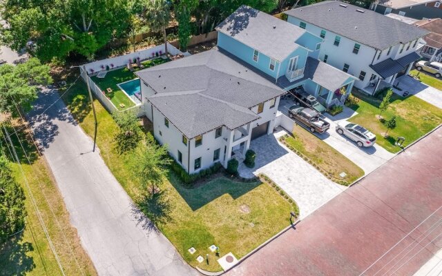 Luxury Tampa Home w/ Pool, Jacuzzi & Amenities