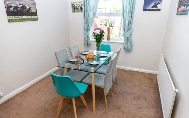 Comfy, 2 Bed House, Sleeps 6 with Garden and Free Parking in Cheltenham