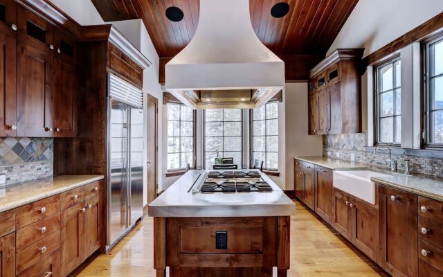 Luxury Mountainside 5BR Chalet in Vail Village by RedAwning