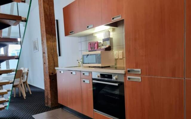 Chic & Spacious CBD Loft - 2 Beds & City