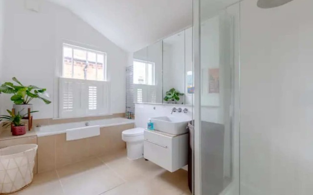 Beautifully Designed 2BD House - by Queen's Park!