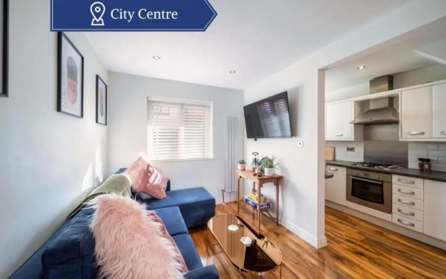 Charming & Central Apt w/ Garden & Free Parking