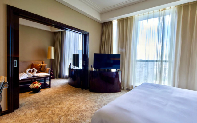 Renaissance Shanghai Pudong Hotel - Image 7