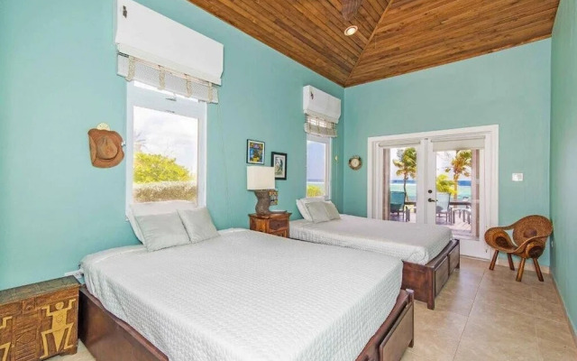Peaceful Ocean Front Beach House in Bodden Town