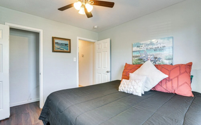 Convenient Galveston Home < 1 Mi to Beach!
