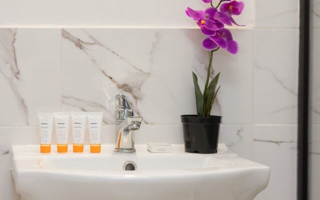 White Studio in City Center by Renters