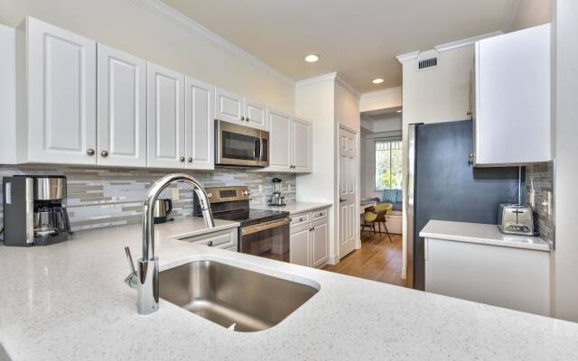 Catina Vacation Rental: Bright 2-BR Condo with Lake Views. Located in Lely Resort with Pool, Hot Tub, and Golf Access. Ideal for Golfers and Beachgoers, Minutes from Naples and Marco Island