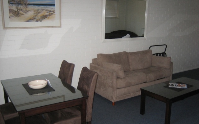 Regency Waterfront Motel – Guest Rooms – Noosaville