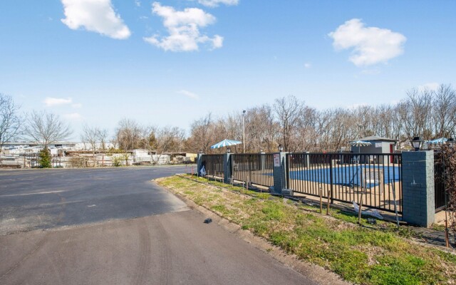 Hotel O Columbia Downtown near I-65