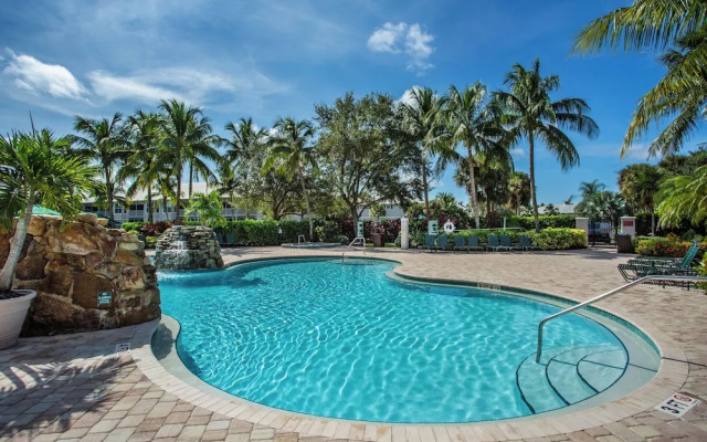 Messina Vacation Rental at Lely Resort. Spacious 3-BR, 2-Bath Condo with Lake Views and Handicap Accessibility. Enjoy Community Pool, Hot Tub, and Proximity to Naples Beaches and Dining