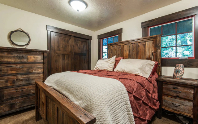 Hideaway Above The Stream