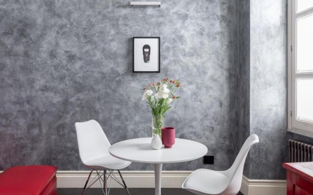 A Sparkle of Red in Trastevere