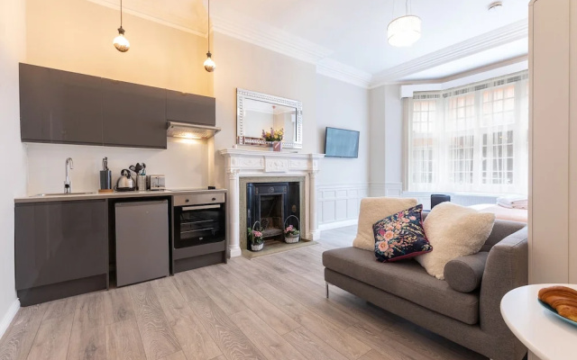Luxurious Air Conditioned Apt High Street Kensington