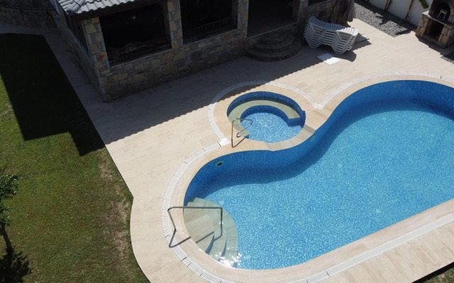 Immaculate 4-bed Villa With Large Garden and Pool