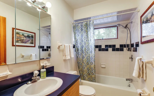 'sweet Serenity' Schroon Lake Family Retreat!