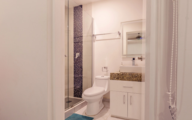 Palmarena Rooms and Residences - Long Stay Comfort with Parking, Sauna, Gym and Pool (Steps from 5th Avenue)