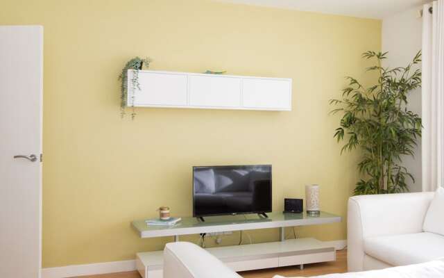 Sunny Modern Nr Beach Village w Parking