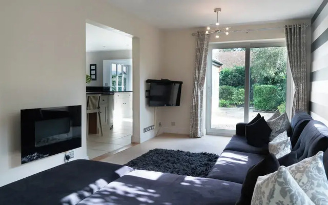 Superb 4BD Stay in Wyton and Houghton Village