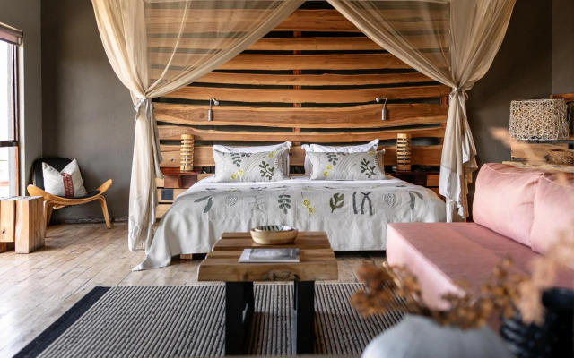 Rhino Ridge Safari Lodge