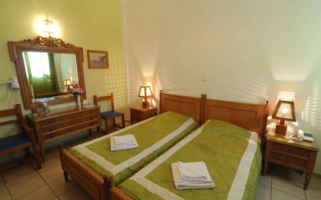 Akrotiri Hotel