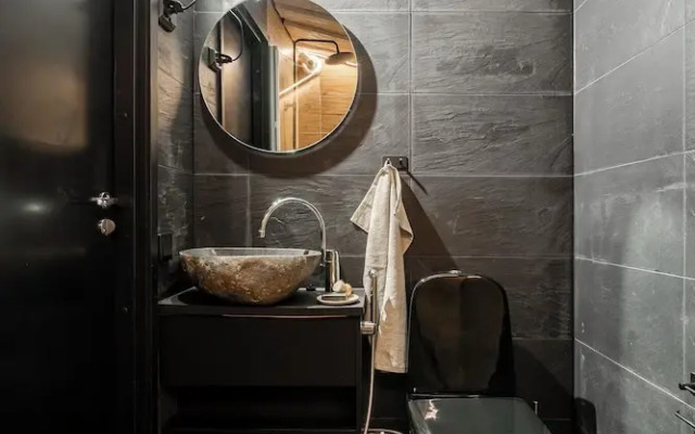 Private & Luminous Suite with lake views