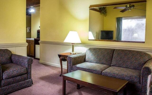 Rodeway Inn & Suites Plymouth