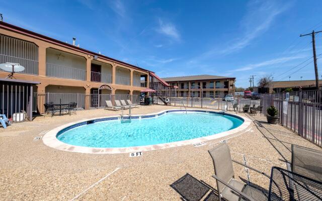Red Roof Inn Arlington - Entertainment District