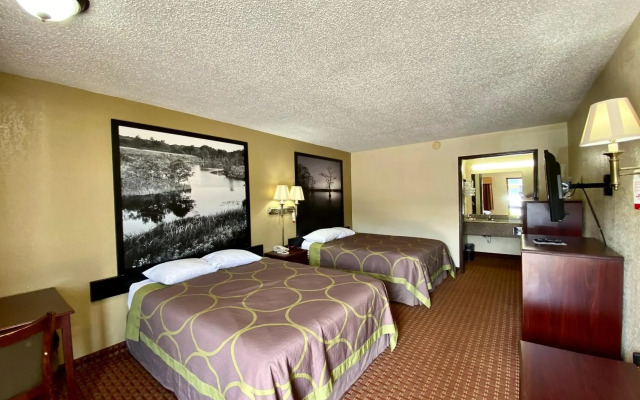 Super 8 by Wyndham Shawnee