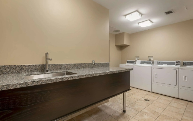 Best Western Plus Baker Street Inn