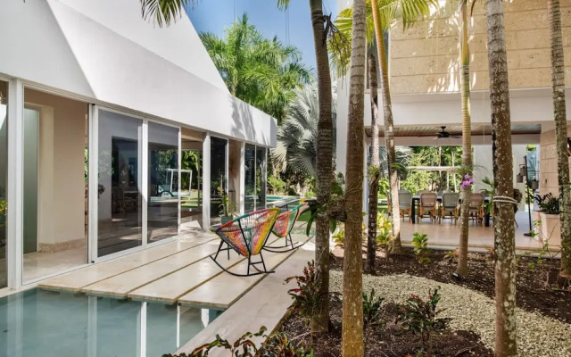 Modern Luxury 6 BR Tropical Retreat With Pool