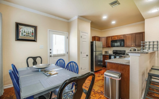 San Antonio Townhome ~ 2 Mi to Aquarium!