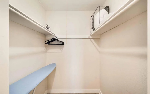 Stylish 1BR Near UT Mueller Evonify