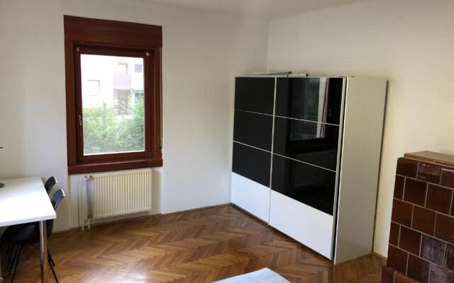 Huge BBQ Garden, Spacious Flat, AC, Free Parking 2